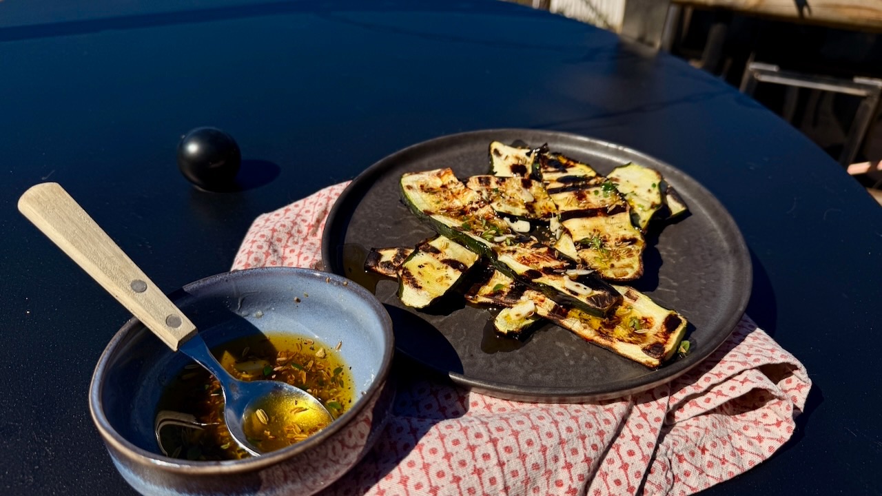Tranches de courgette saisies à sec sur la plancha