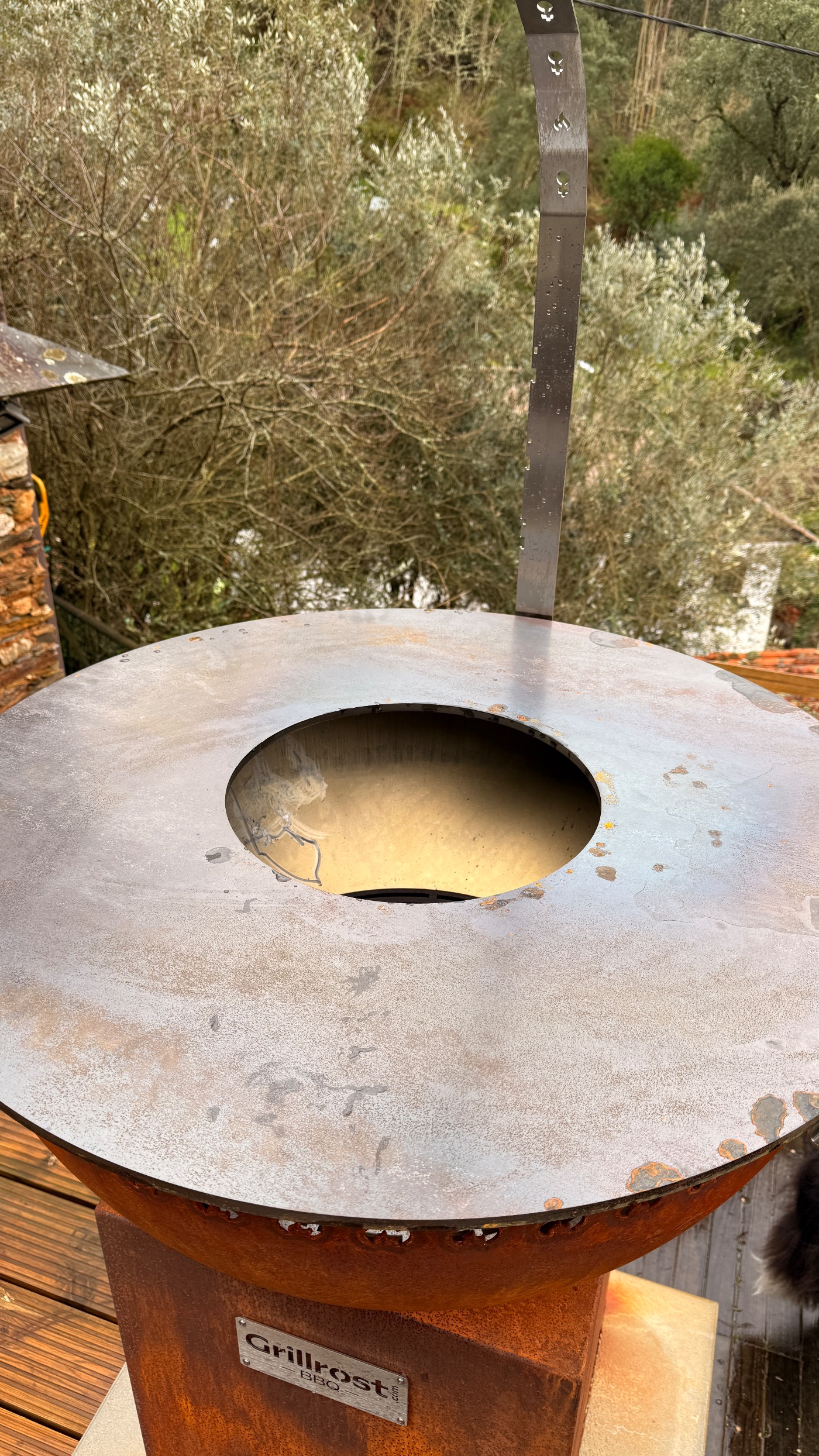 La plaque de 90 cm et son ouverture centrale